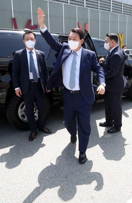 윤석열 대통령 당선인이 22일 부산 해운대구 반송큰시장을 방문해 시민들에게 인사하고 있다. 연합뉴스.